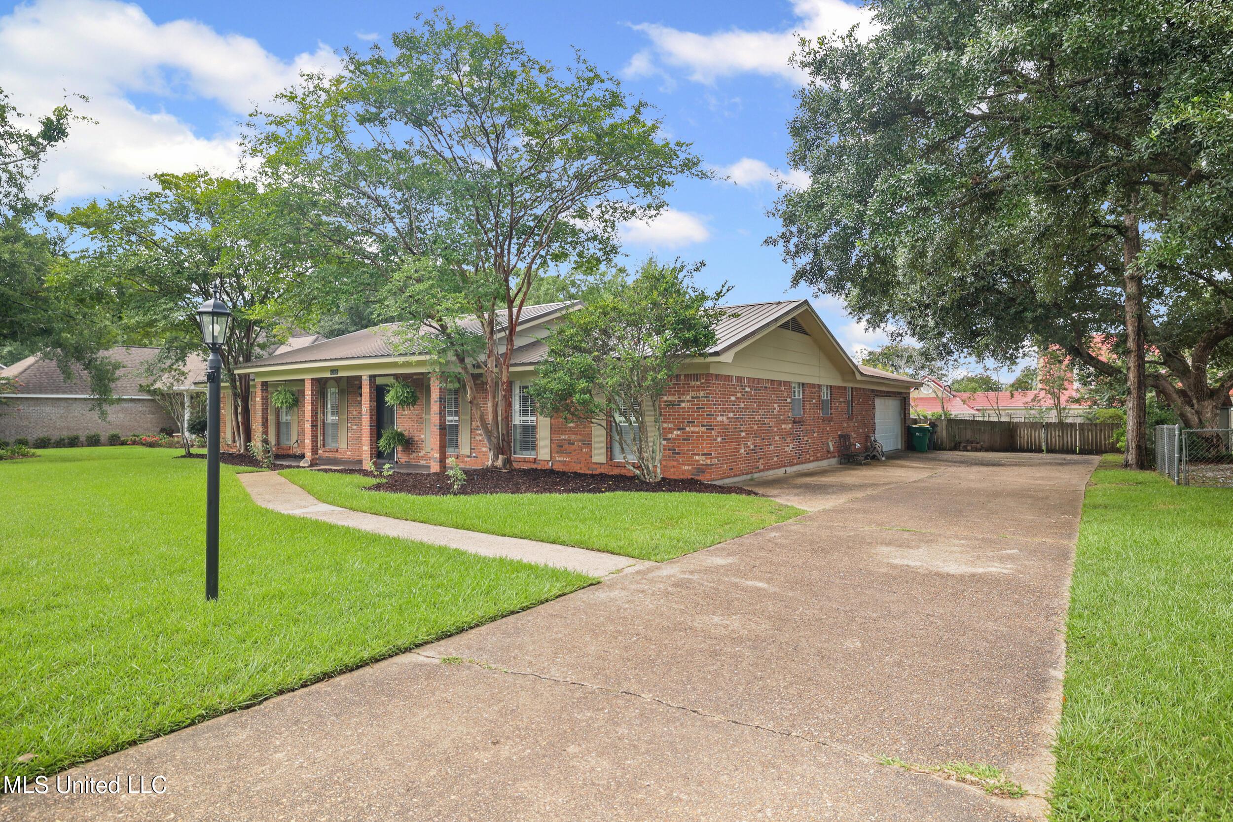Image 4: DRIVE TO SIDE GARAGE