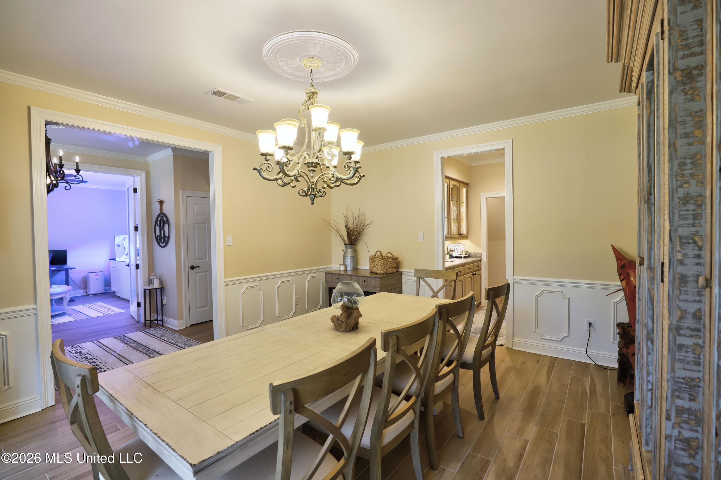 Image 4: Dining Room