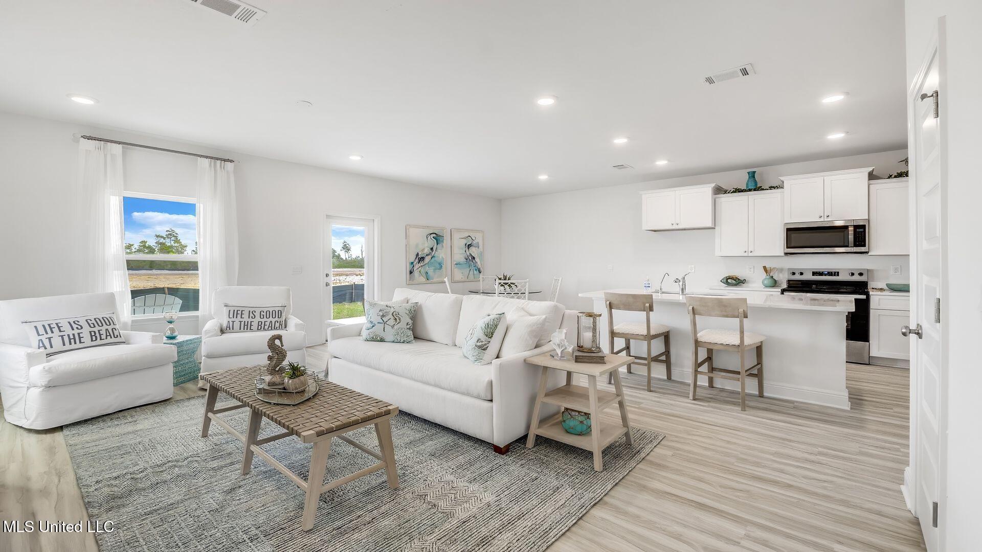 Image 4: Living Area