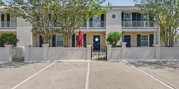 105 Demontluzin Avenue