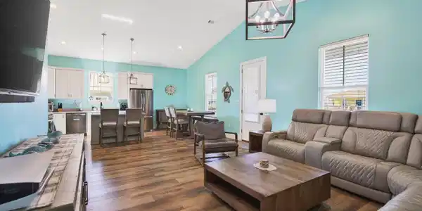 Image 4: Living Room