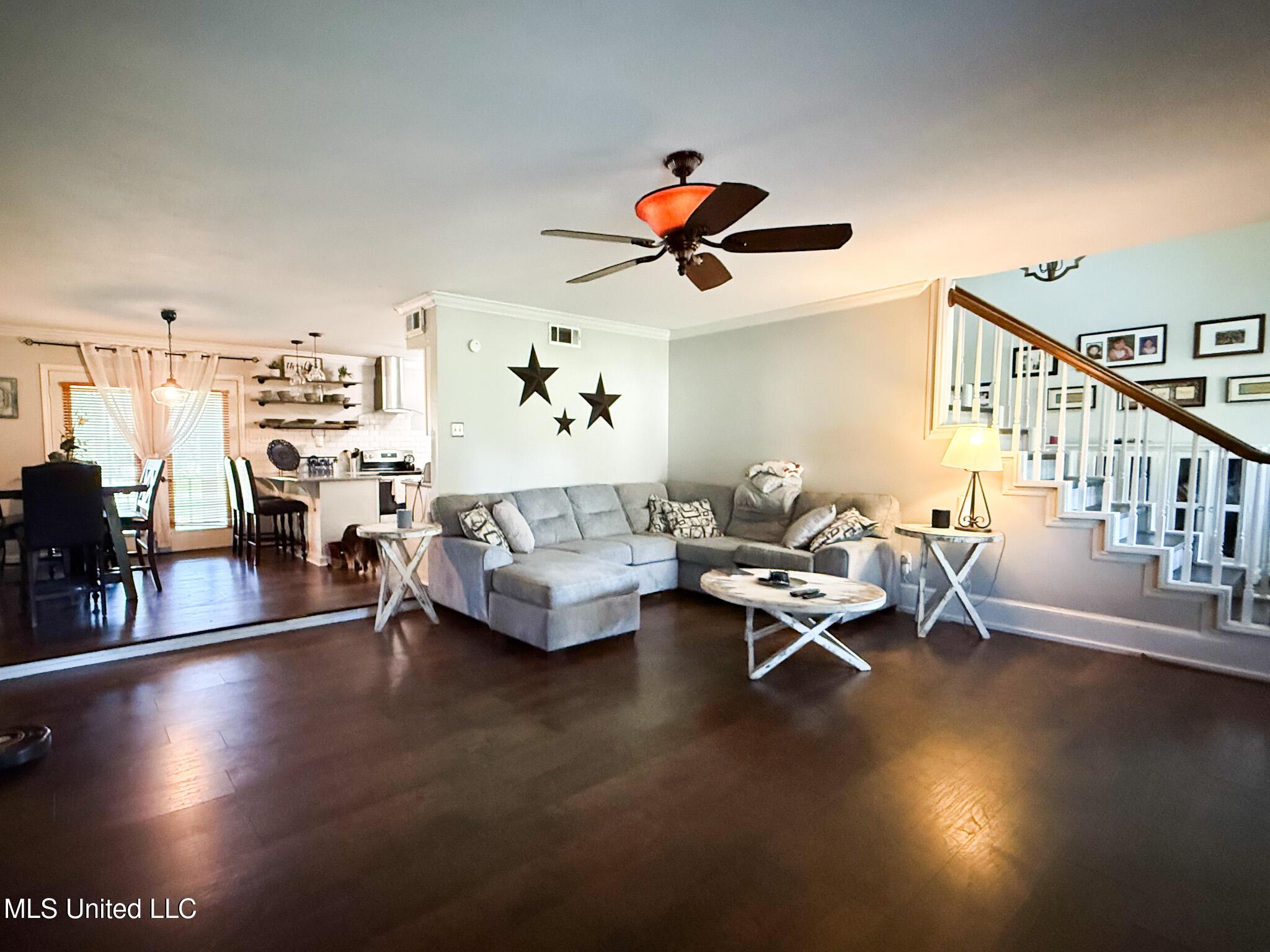 Image 3: Living room