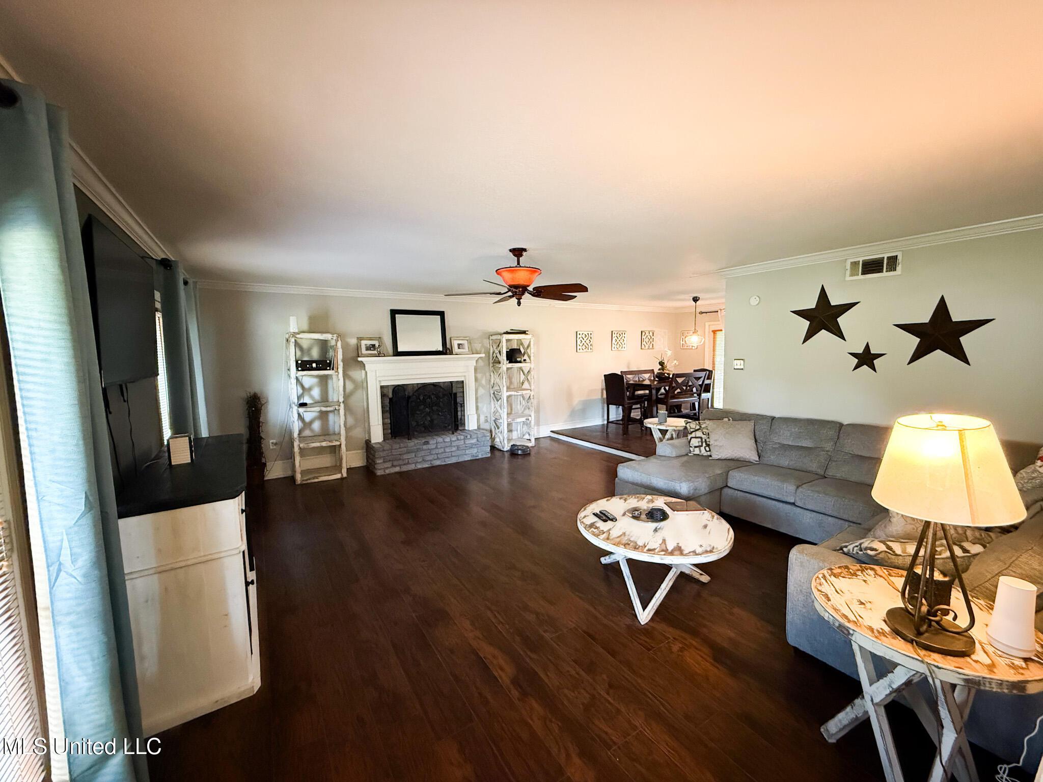 Image 4: Living room