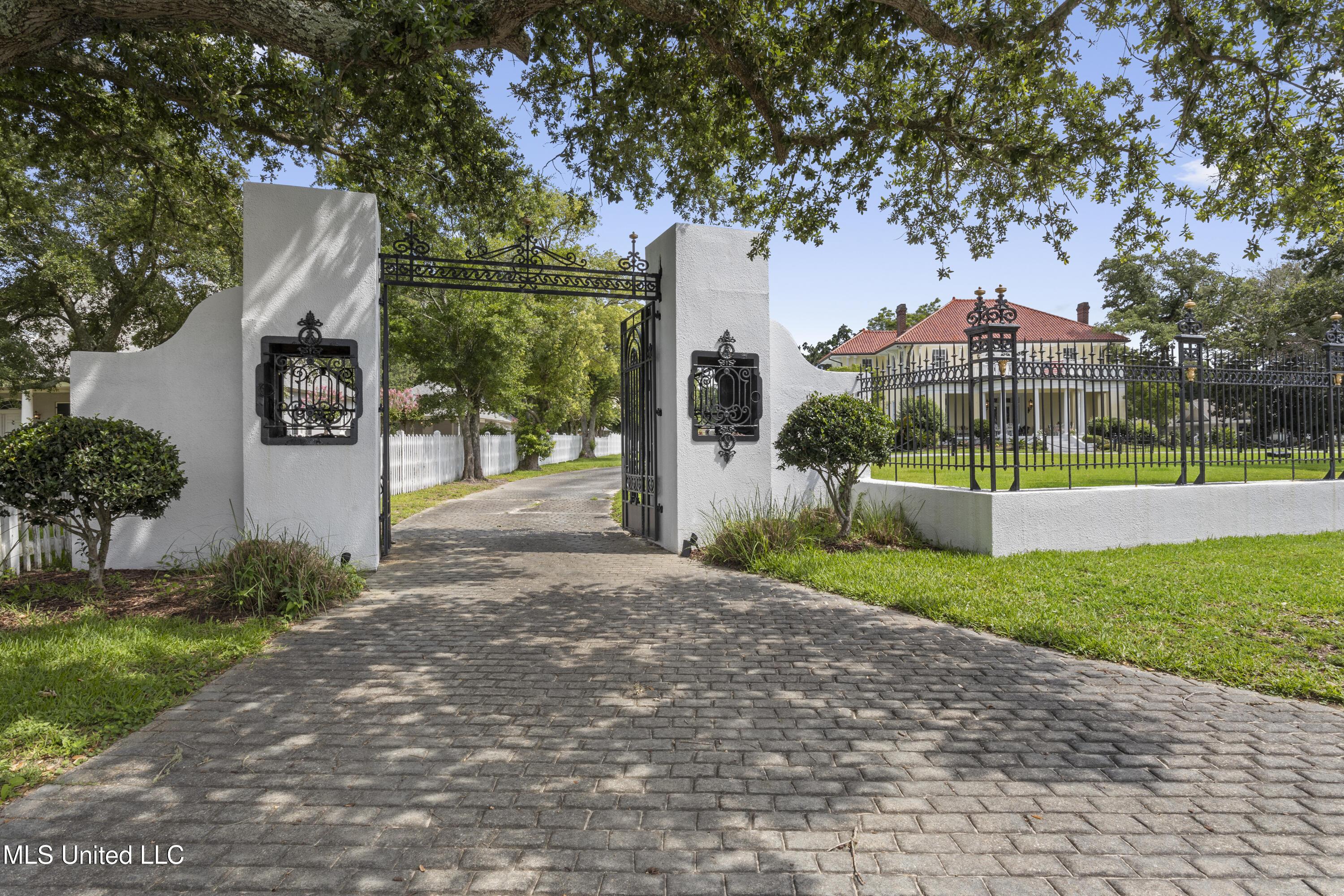 Image 3: Entrance gate