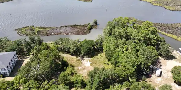 Image 2: 6209 Porteaux Rd