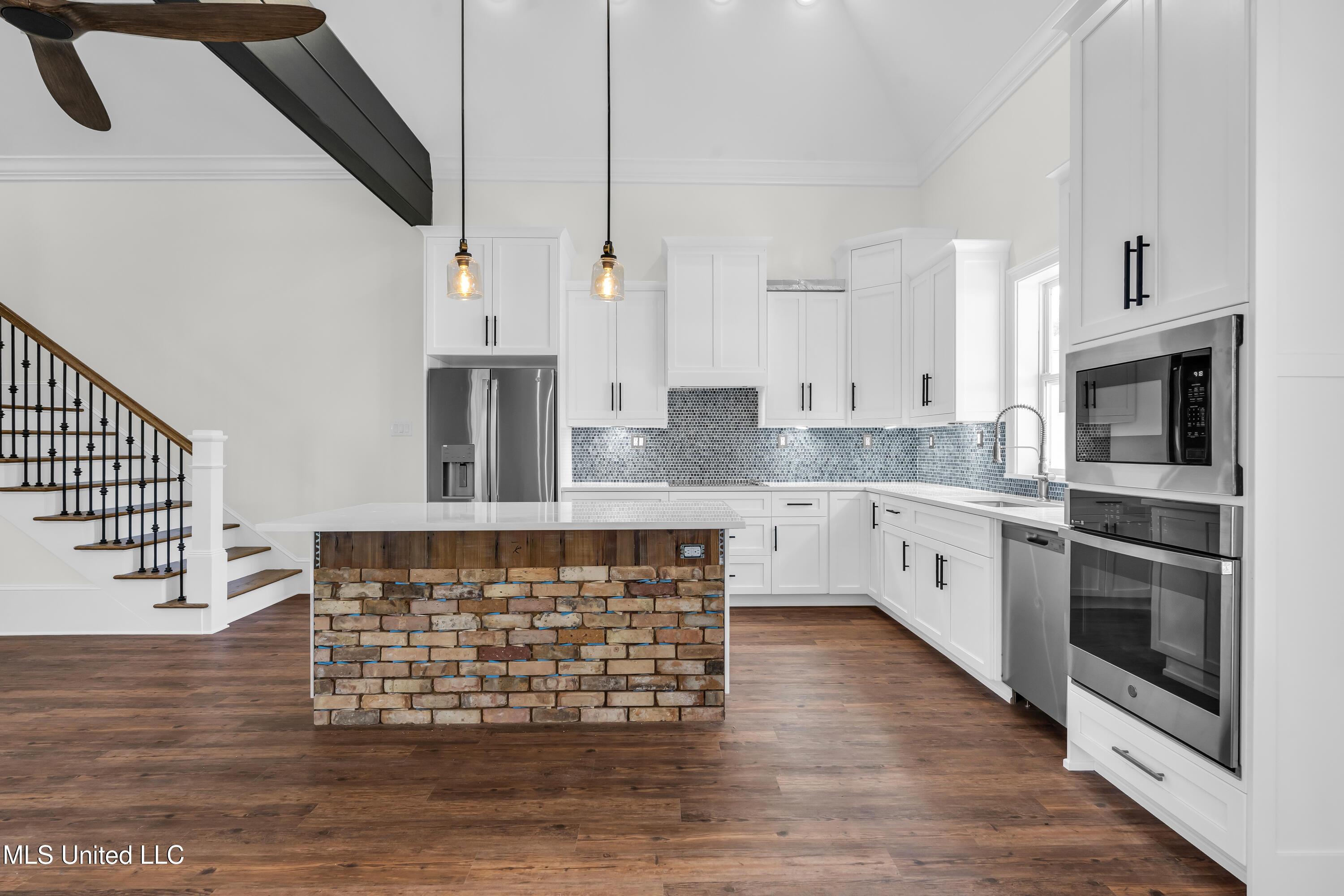 Image 4: Kitchen