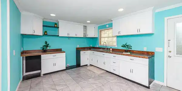 Image 4: Kitchen w Butcher Block Counters