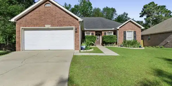 2221 Rue Beaux Chenes