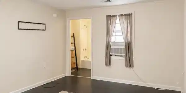Image 4: 3