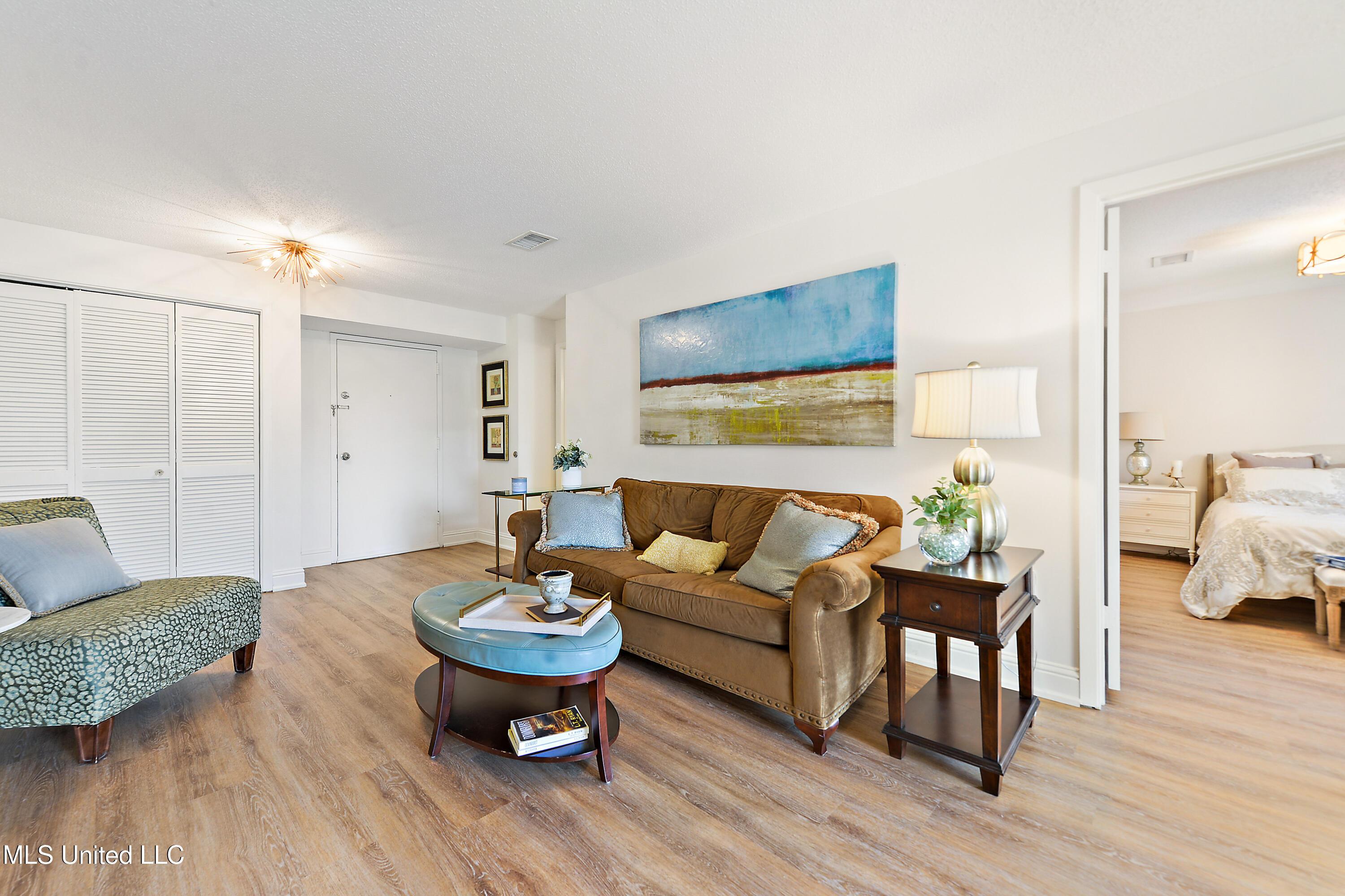 Image 4: Front room
