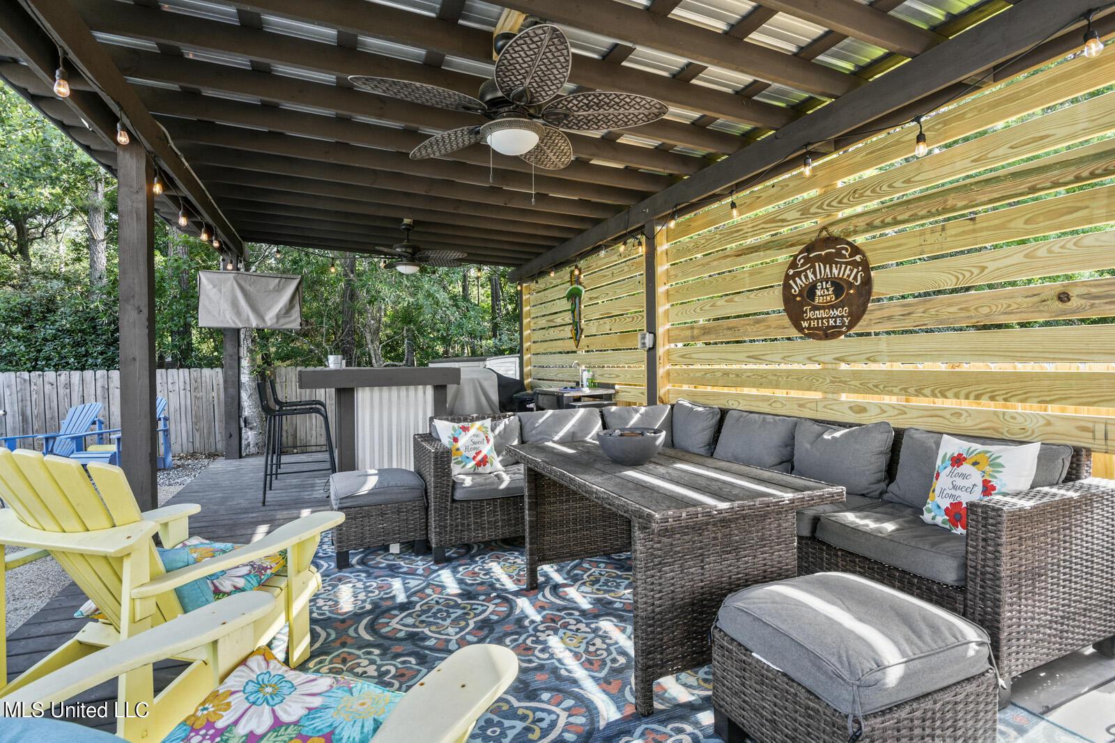 Image 3: 10788 outdoor living