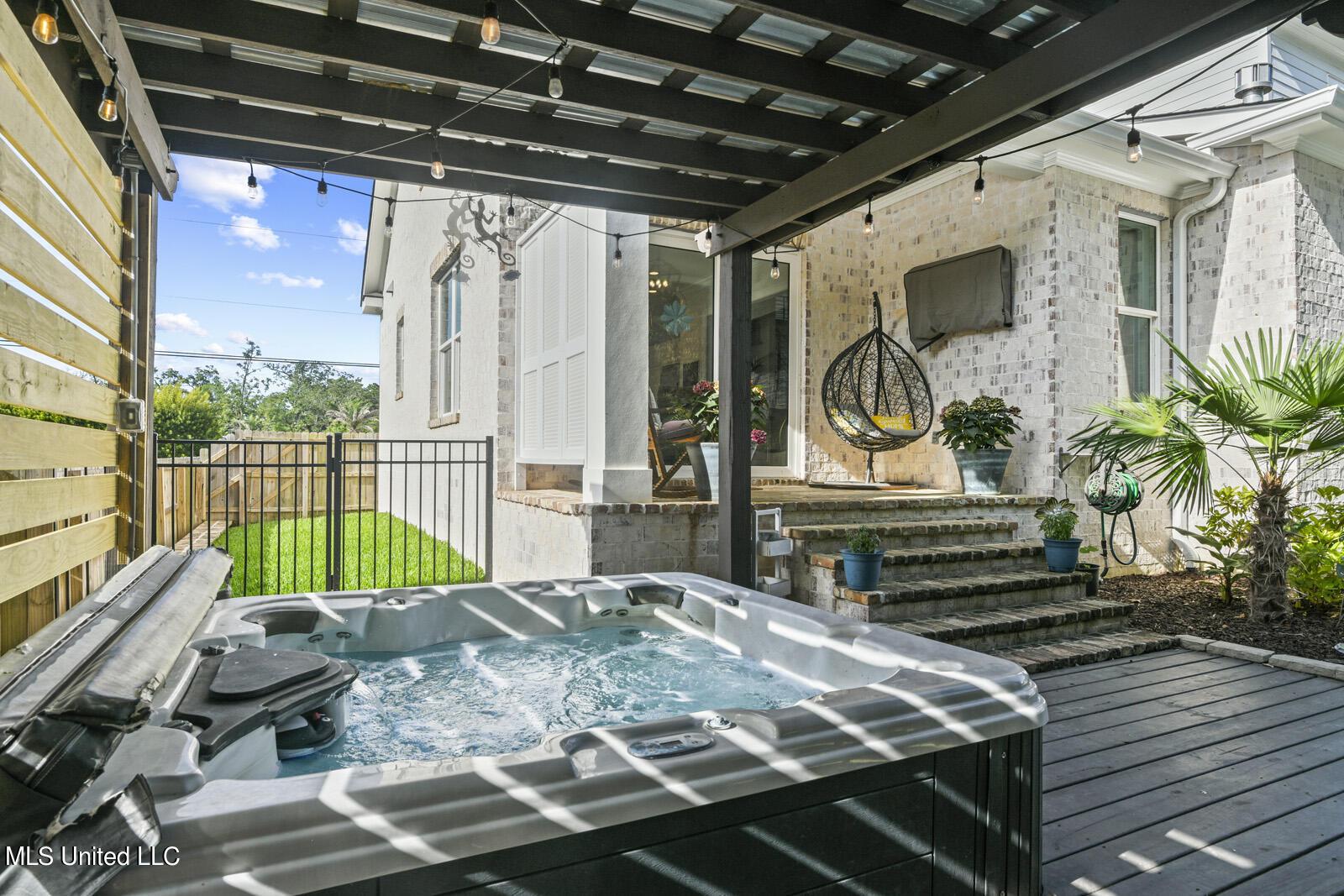 Image 4: 10788 hot tub