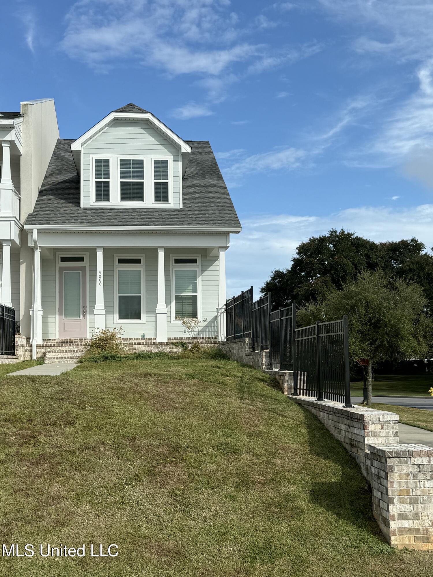 Image 2: Exterior Front with Yard