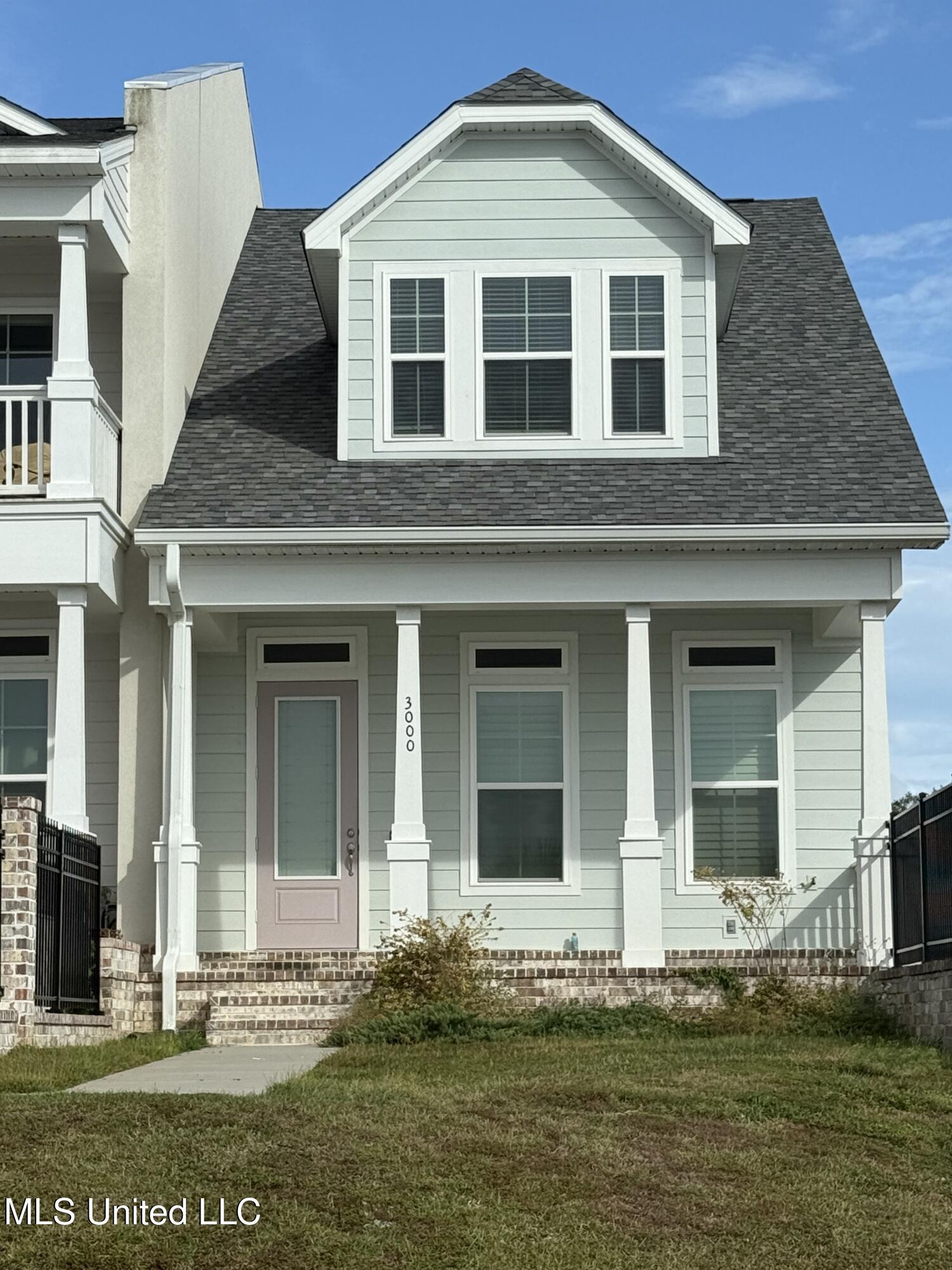 Image 4: Exterior Front