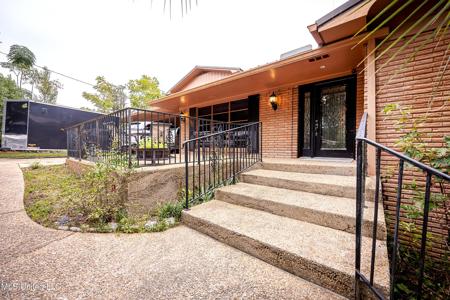 1204 Hillcrest Drive
