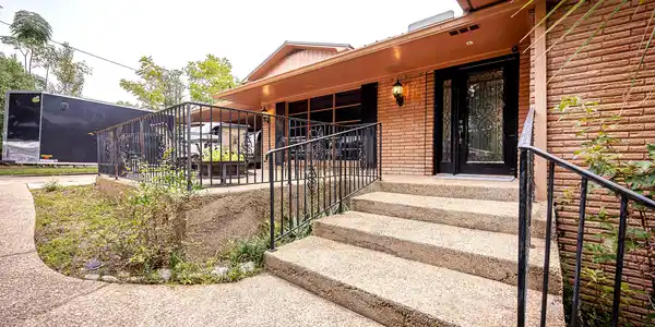 1204 Hillcrest Drive