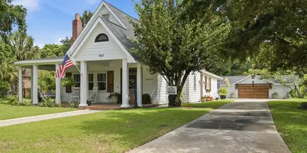 Image 2: 940 2nd Street front view driveway