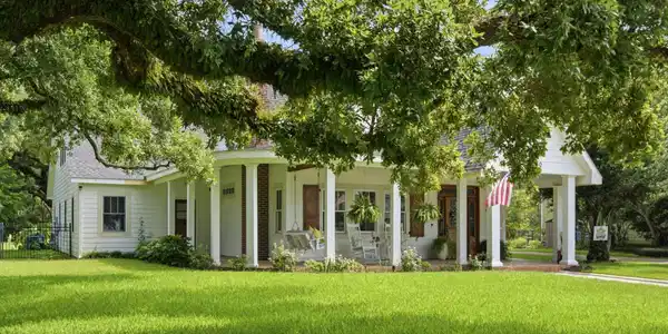 Image 4: 940 2nd Street front view with trees
