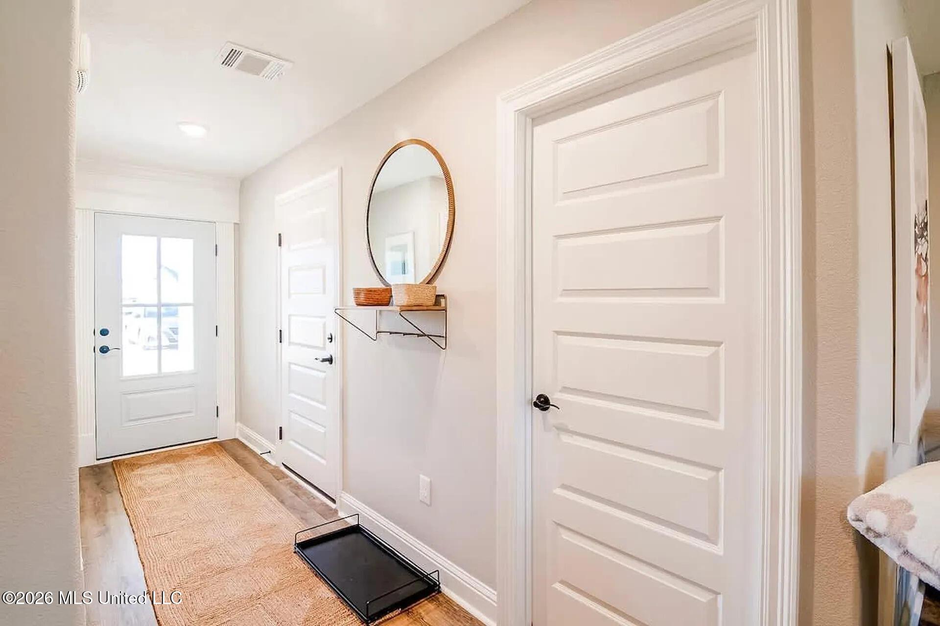 Image 4: FOYER ENTRY