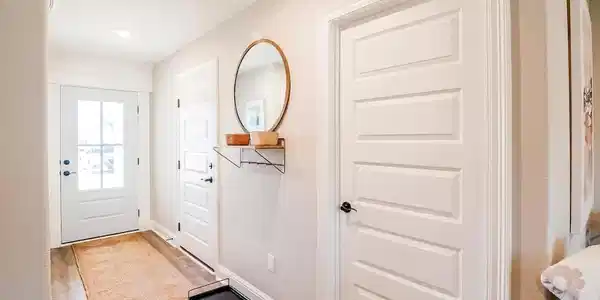 Image 4: FOYER ENTRY