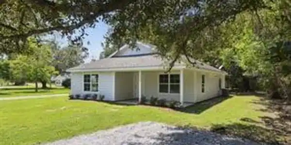 116 Lakeside Drive