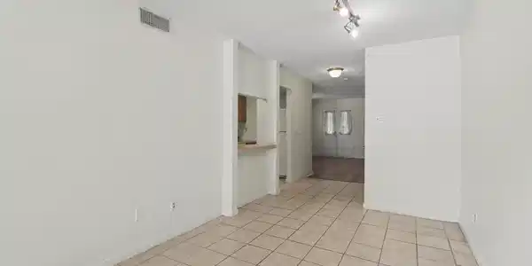 Image 3: Foyer.Dining area