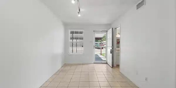 Image 4: Foyer.Dining area