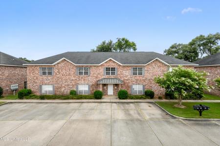 109 Armand Oaks
