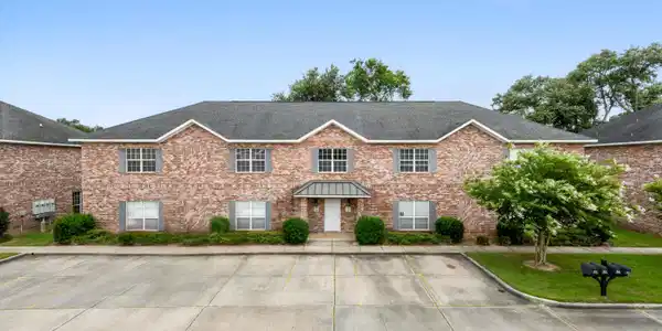 109 Armand Oaks