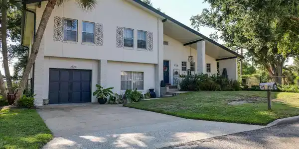 223 Venetian Gardens