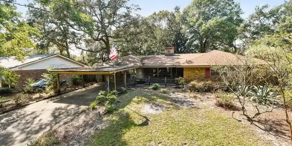 355 Lakeview Boulevard