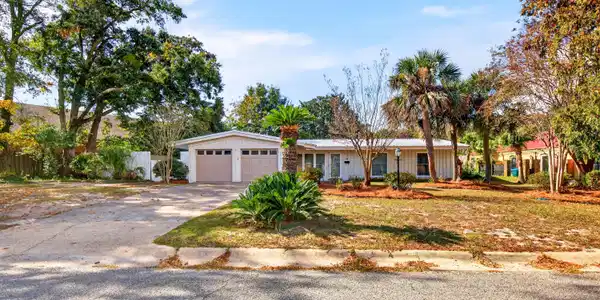 15 Woodglen Drive