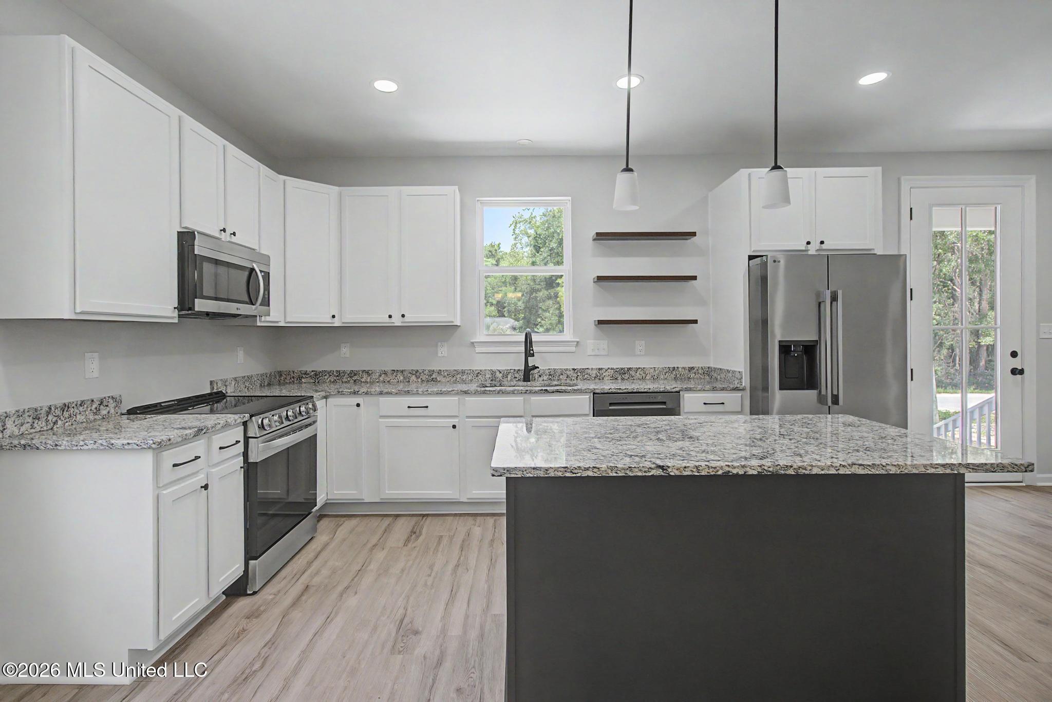 Image 4: Kitchen 807 Bay St