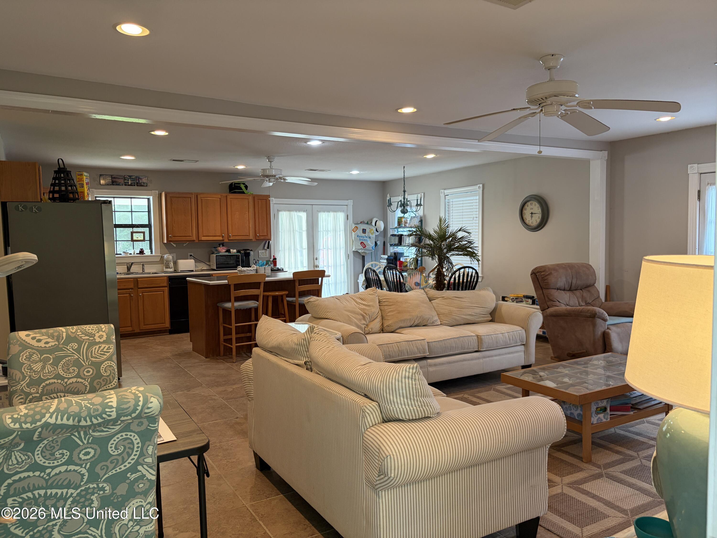 Image 4: Living Area