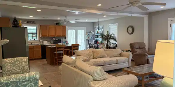 Image 4: Living Area