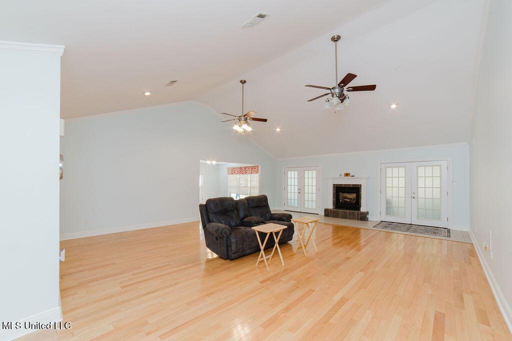 Image 4: Open Living Area