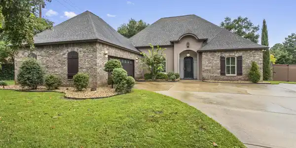 301 Goose Pointe Boulevard