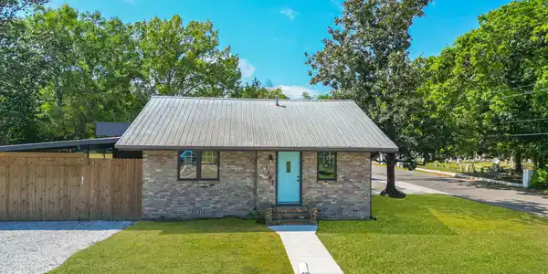 1102 Calhoun Street