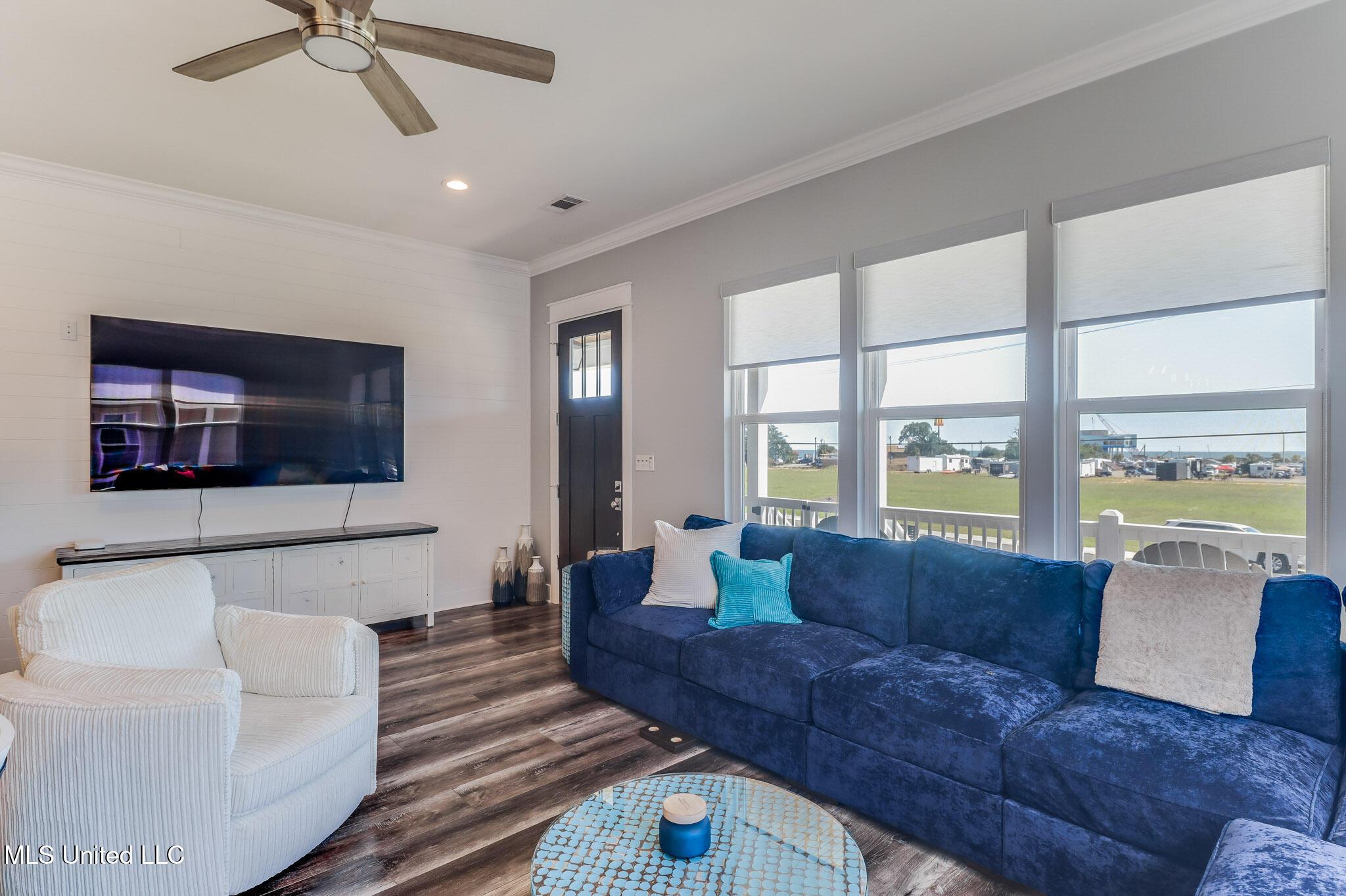 Image 3: 216 E 5th den view2