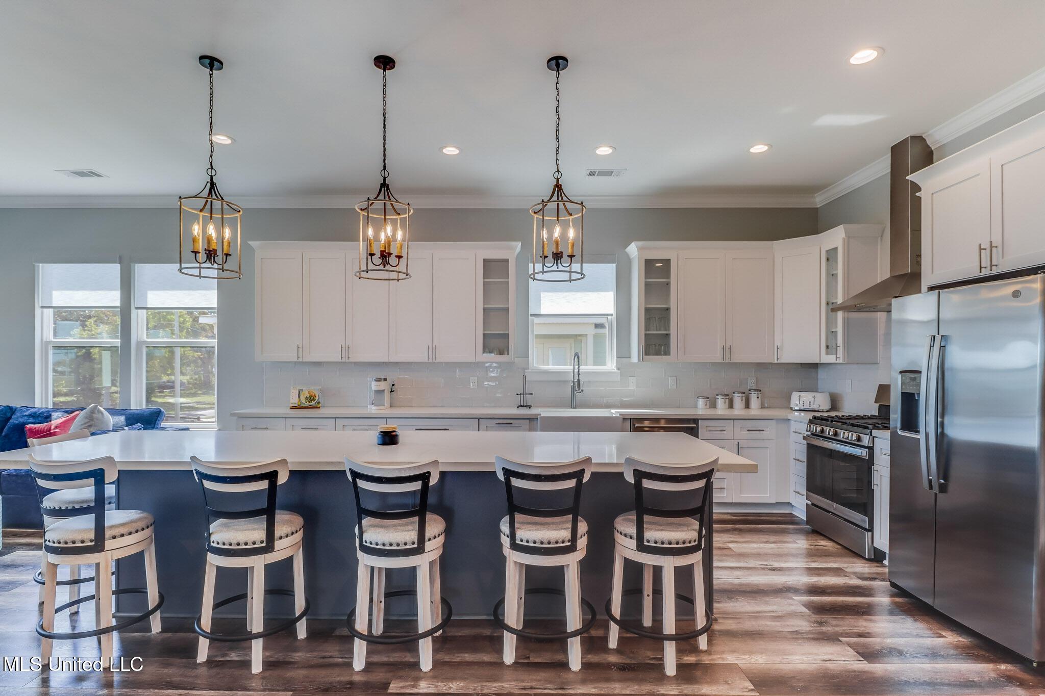 Image 4: 216 E 5th kit bar