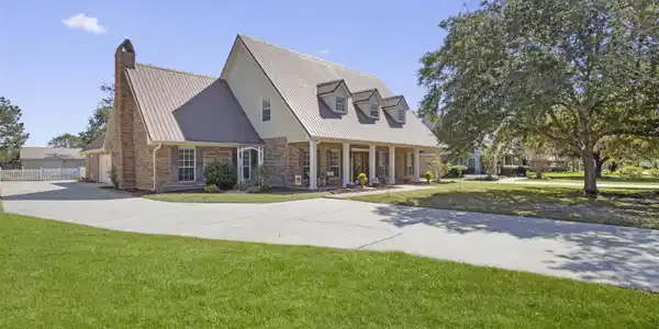 910 N Country Club Lane