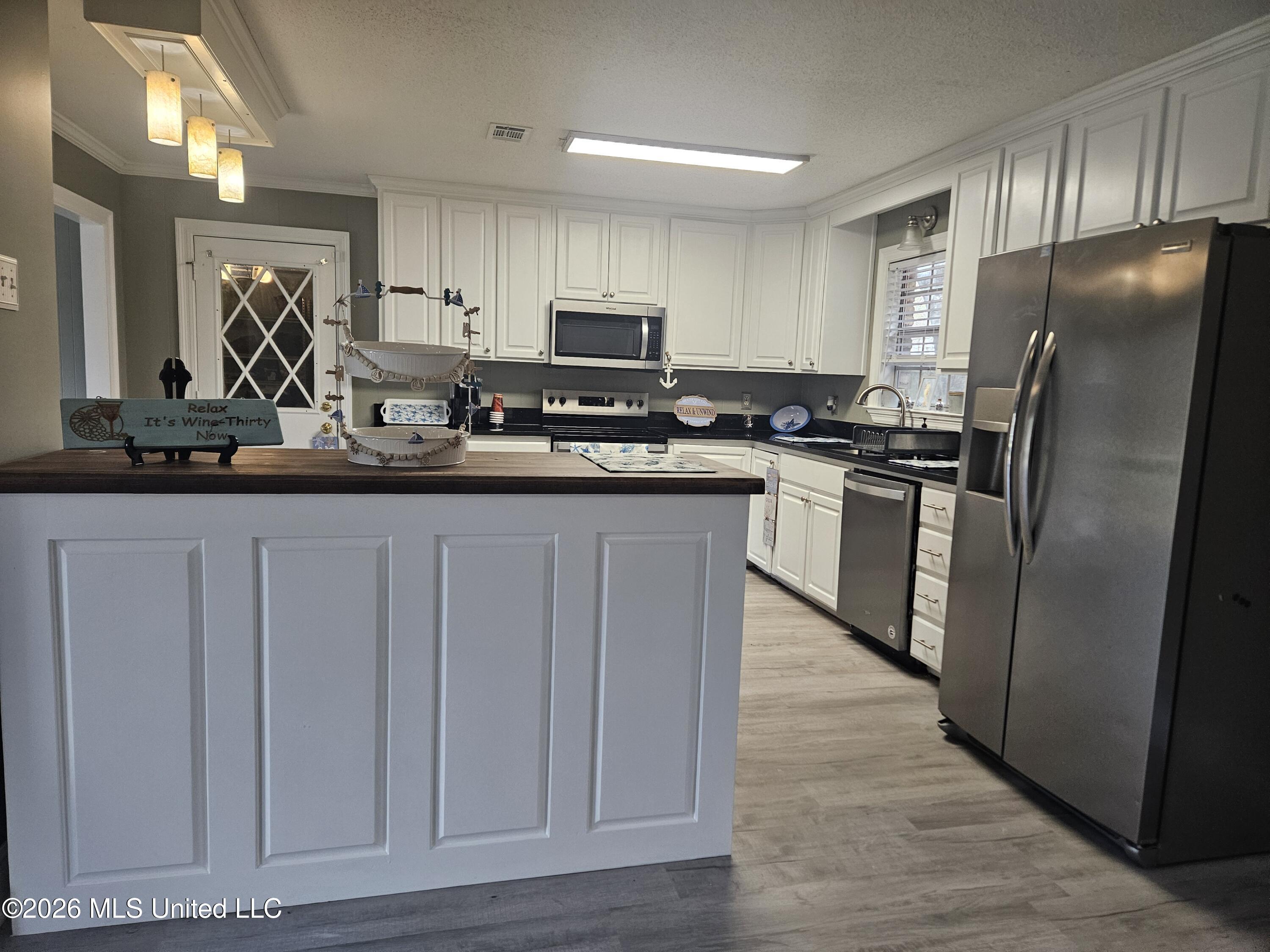 Image 2: Kitchen island