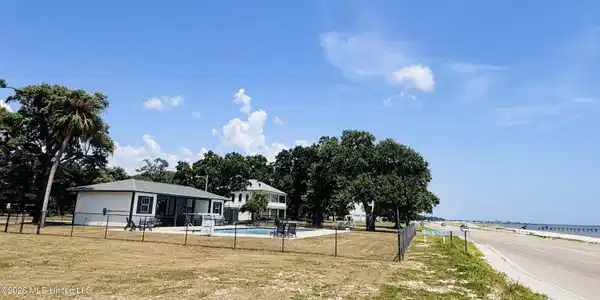 Image 2: BeachVistaClub_poolhouse