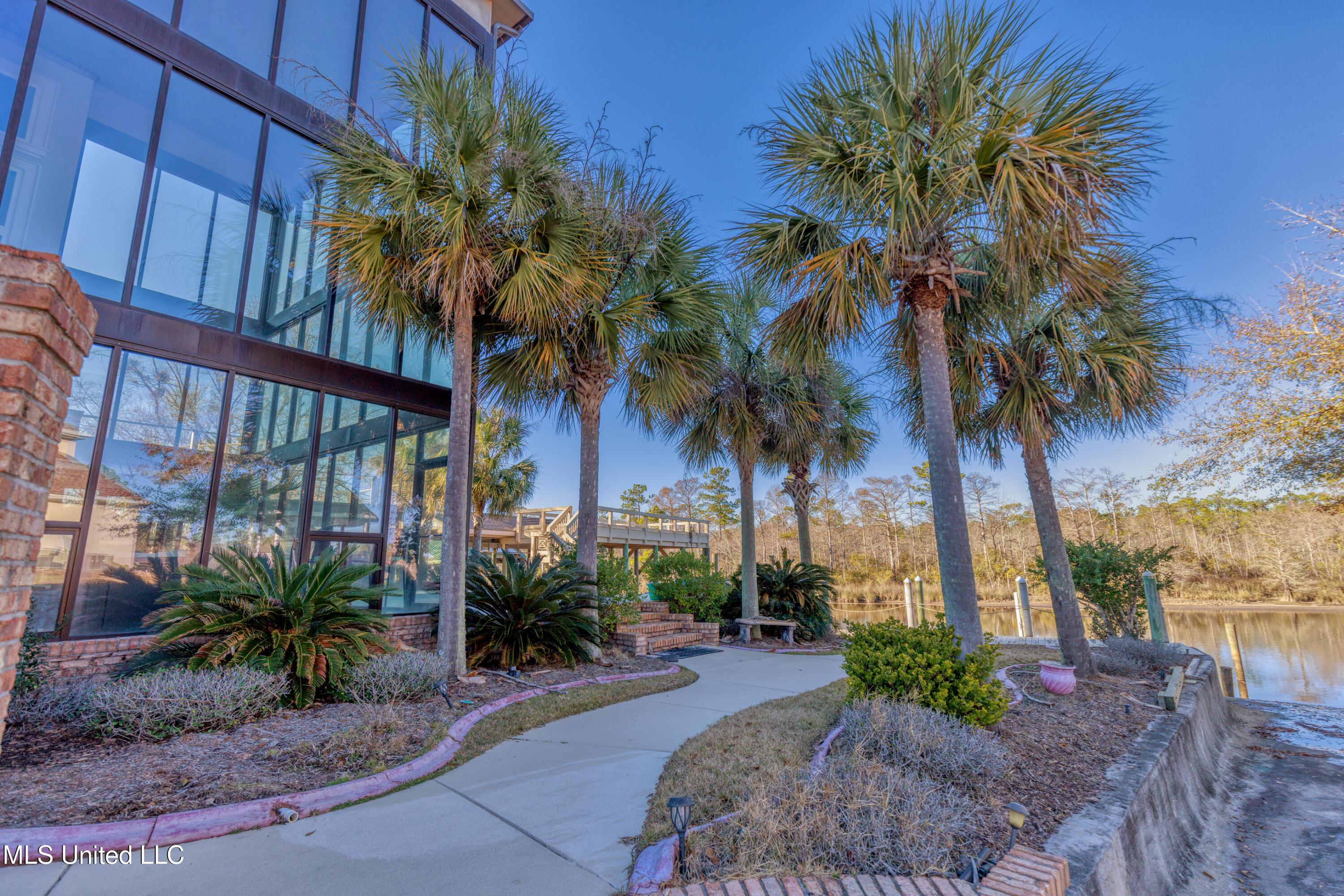 Image 3: 8230MaunalaniPl-104