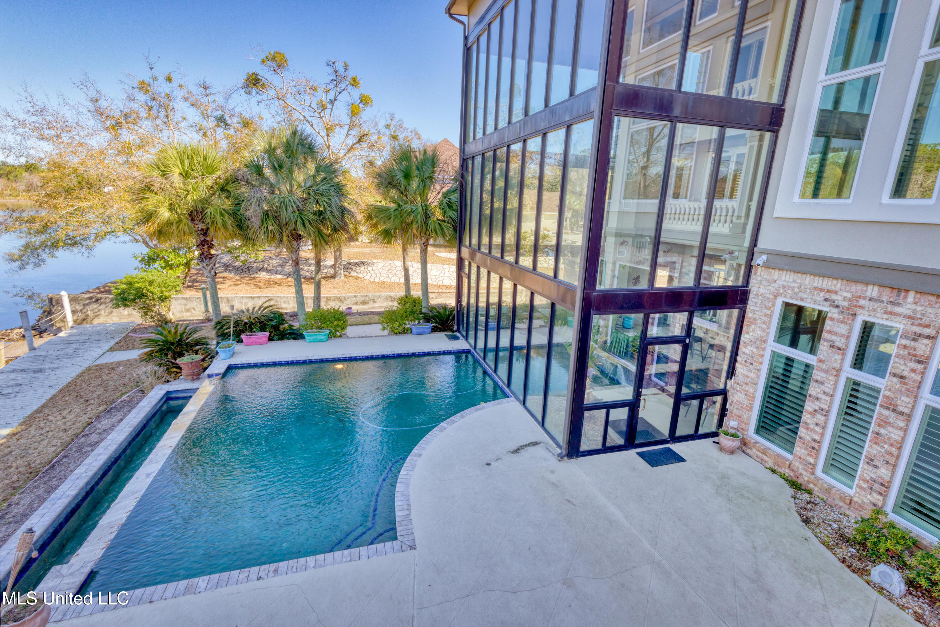 Image 4: 8230MaunalaniPl-102