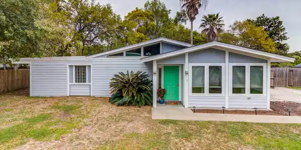 10 Oakwood Drive