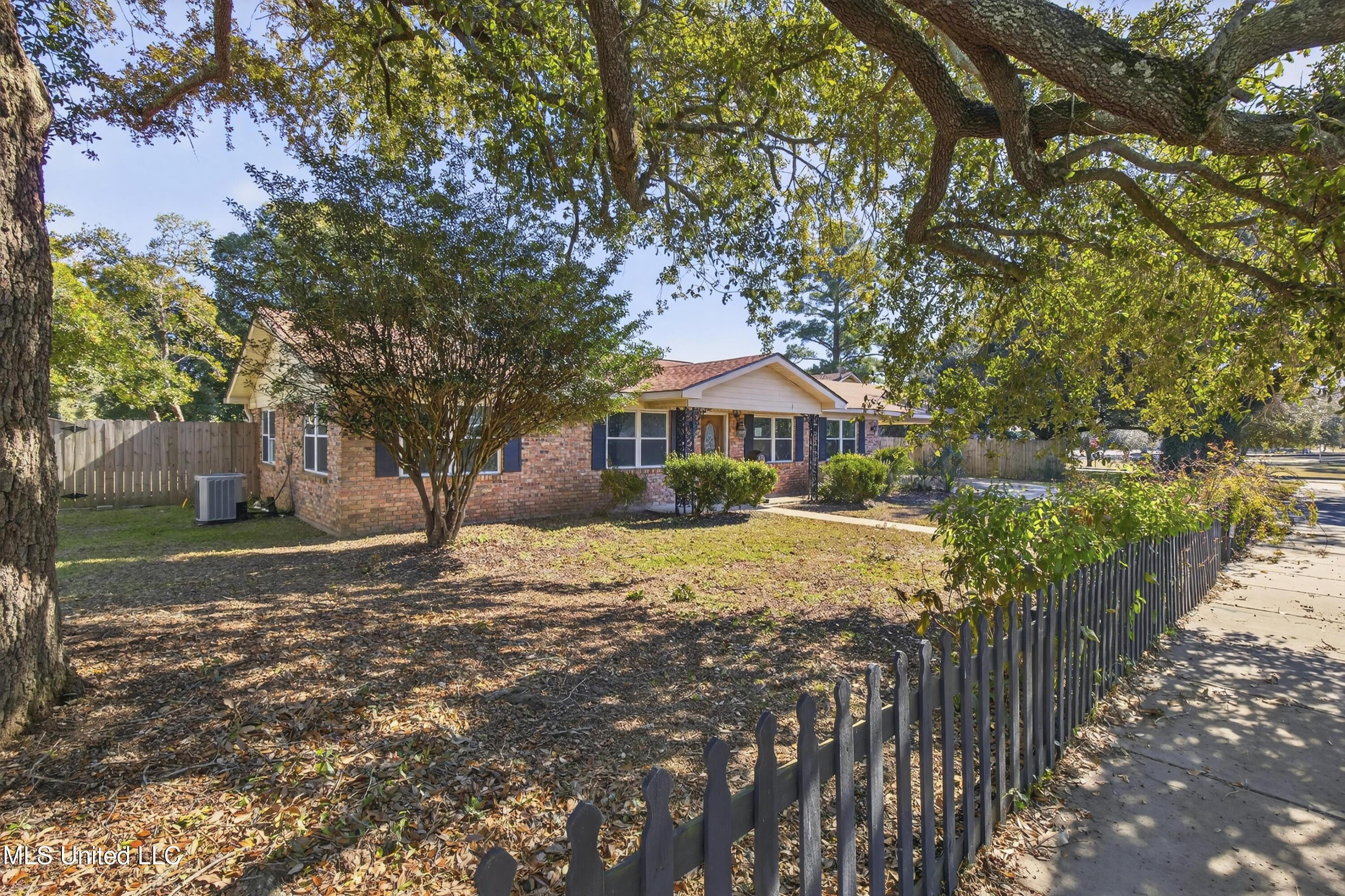 Image 2: 392PorterAve-2