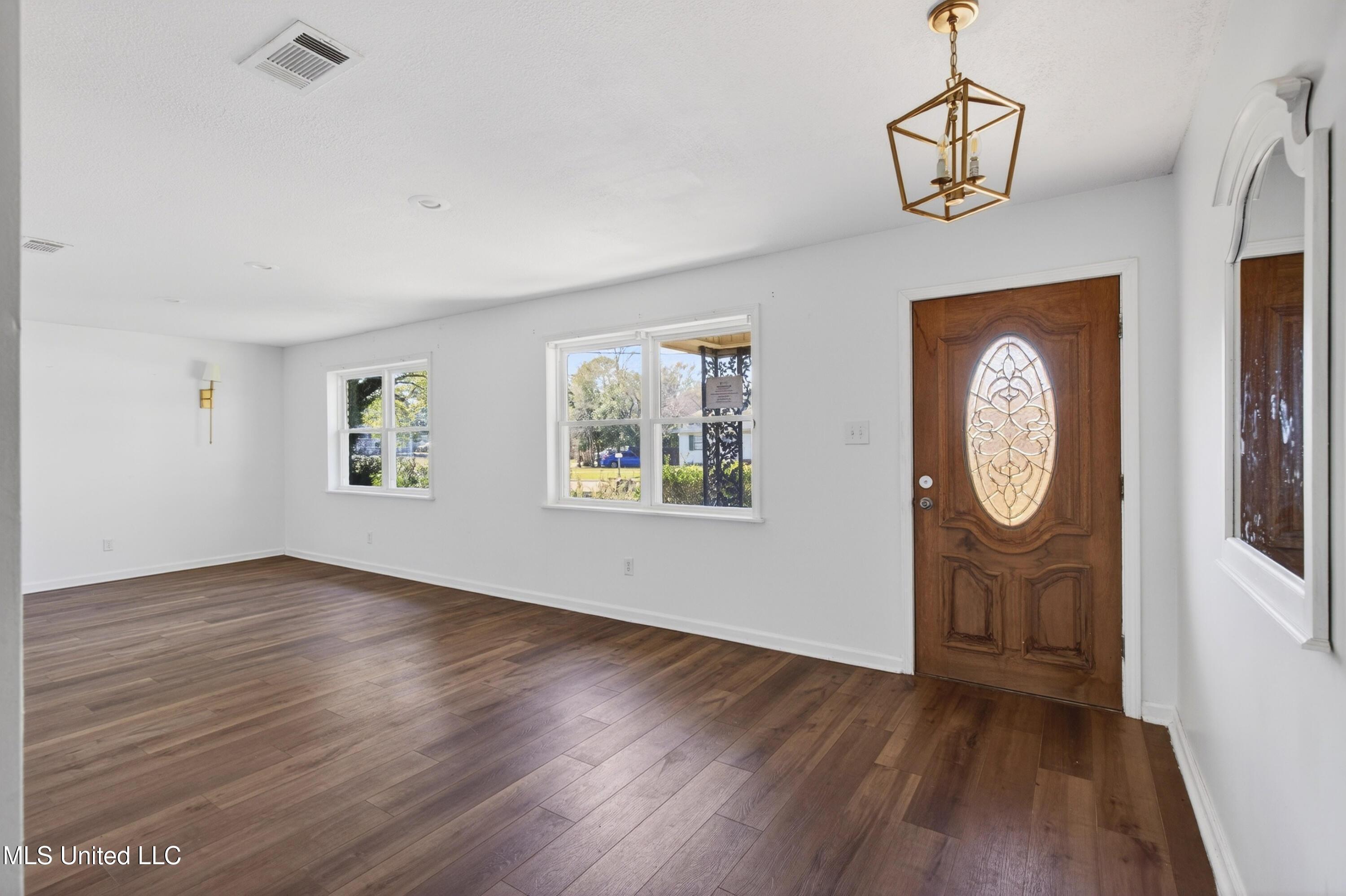 Image 4: 392PorterAve-7