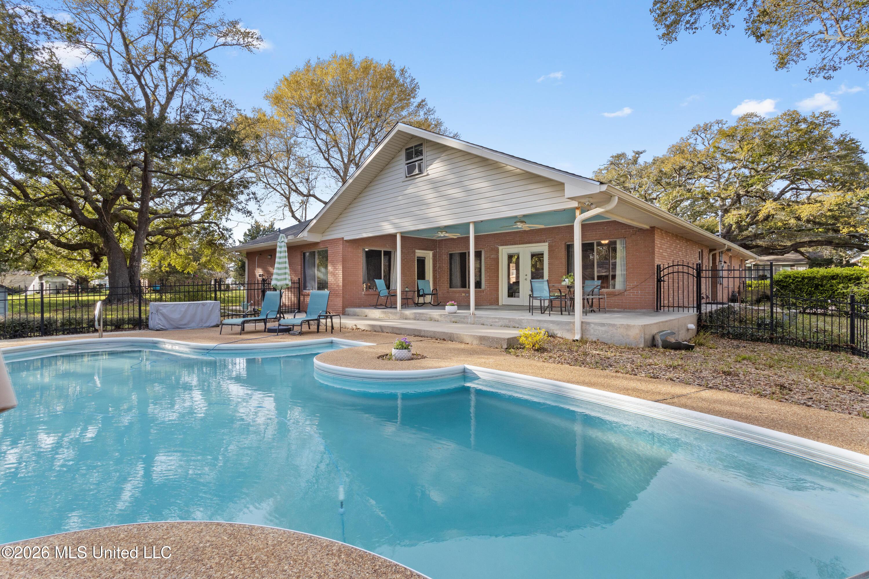 Image 2: Pretty Backyard