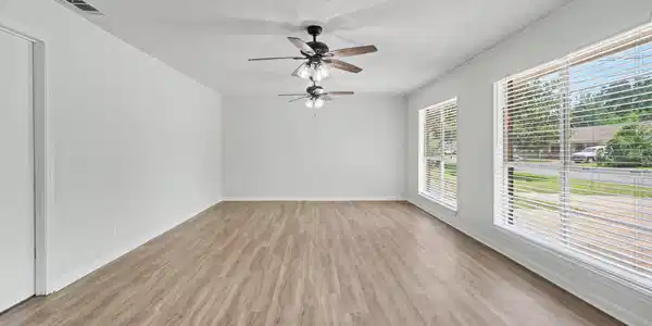 Image 3: Living Room